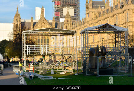 Londra, Inghilterra, Regno Unito. Impostazione della TV torri su College Green, Westminster, per trasmissioni di notizie in diretta durante i dibattiti Brexit, 2019 Foto Stock