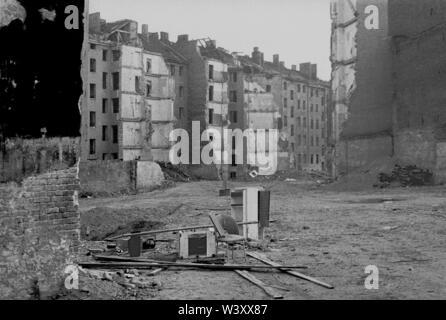 Archiviato - 01 gennaio 1978, Berlino: quartieri di Berlino/Kreuzberg/1978 Demolizione di case sulla Kottbusser Strasse. Qui si può vedere di seguito le case standard degli anni ottanta // demolizione/ristrutturazione/baraccopoli/Opinioni Foto: Paul Glaser/dpa-Zentralbild/ZB Foto Stock