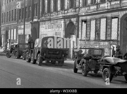 Archiviato - 01 gennaio 1980, Berlin: Berlino/distretti/Kreuzberg/20.3.1980 Skalitzer Strasse. I soldati americani sono impegnati in combattimenti di strada nel quartiere Kreuzberg area di riqualificazione. L'intero blocco è vuoto, graeumt degli inquilini da speculatori. Tutto ciò è di essere abbattuto e sostituito dai nuovi edifici. Gli americani utilizzano le rovine per i giochi di guerra in guerra fredda // USA/militare/alleati/potenza occupante/Guerra Fredda/ristrutturazione/costruzione pacificazione/*** Caption locale *** Allyed/americani/Guerra Fredda soldato americano in attesa per i comunisti a Kreuzberg. Il marcio trimestre Kreuzber Foto Stock