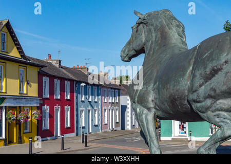 Welsh cob (pony) statua a Aberaeron, Ceredigion, Galles. La scultura donata alla città Aberaeron dal Aberaeron Festival di Pony Welsh e le pannocchie. Foto Stock