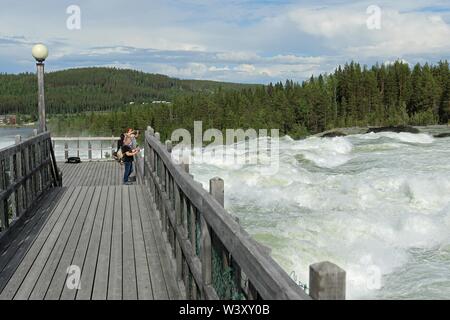 Turisti alla Storforsen rapids nel fiume Pitealven, Vidsel, Lapponia, Svezia Foto Stock