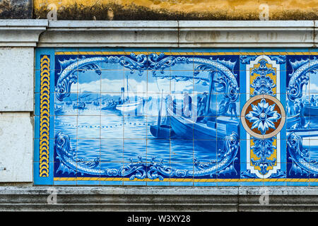 Pannelli di Azulejos in blu e bianco rappresentano il caicco Bom Sucesso sulla facciata di una vecchia villa di un ricco industriale in Olhao, Algarve Portogallo Foto Stock