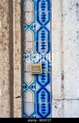 Primo piano su una tradizionale piastrelle portoghesi Azulejos sulla facciata di una casa in Olhao Portogallo Foto Stock