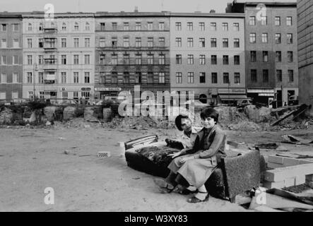 Archiviato - 01 gennaio 1978, Berlin: Berlin-City/Kreuzberg/City Building/1978 Demolizione di case sulla Kottbusser Strasse/Mariannenstrasse // Demolizione/ristrutturazione/baraccopoli/City Building Opinioni Foto: Paul Glaser/dpa-Zentralbild/ZB Foto Stock