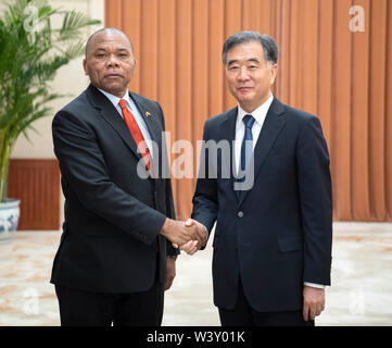 (190718) -- PECHINO, luglio 18, 2019 (Xinhua) -- Wang Yang (R), presidente della la Conferenza consultiva politica del popolo cinese comitato nazionale, incontra il Presidente della Liberia pro tempore del Senato Albert Chie a Pechino Capitale della Cina, luglio 18, 2019. (Xinhua/Li Tao) Foto Stock