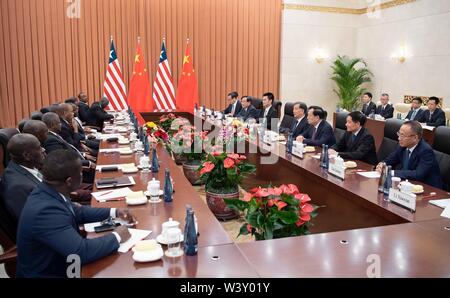 (190718) -- PECHINO, luglio 18, 2019 (Xinhua) -- Wang Yang, presidente della la Conferenza consultiva politica del popolo cinese comitato nazionale, incontra il Presidente della Liberia pro tempore del Senato Albert Chie a Pechino Capitale della Cina, luglio 18, 2019. (Xinhua/Li Tao) Foto Stock