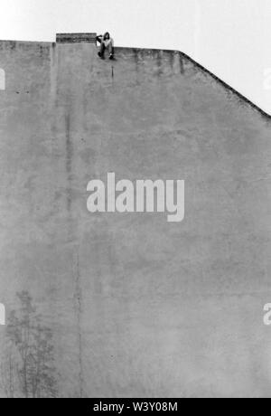 Archiviato - 01 gennaio 1982, Berlino: quartieri di Berlino Kreuzberg / / squatting 1982 casa accovacciata KuKuK al Anhalter stazione ferroviaria. Un squatter sul tetto // facciata / Pittura / Sinistro / Distretti / Lonely Foto: Paul Glaser/dpa-Zentralbild/ZB Foto Stock
