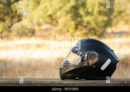 Biker casco su un tavolo di legno con copia spazio per il testo Foto Stock