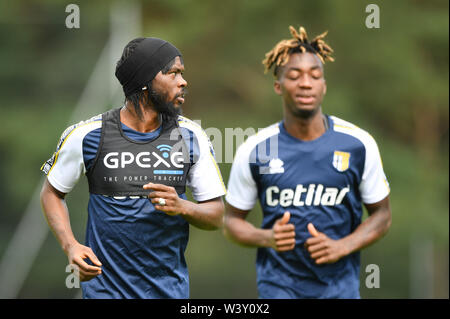 Prato allo Stelvio, Italia. 18 Luglio, 2019. Foto di Massimo Paolone/LaPresse18 luglio 2019 Prato allo Stelvio (BZ), Italia sport calcio Parma Calcio - allenamento pre campionato di calcio di Serie A 2019/2020 - stadio "Sportzentrum Prad" nella foto: Gervinho (Parma Calcio), Yann Karamoh Photo Massimo Paolone/LaPresse Luglio 18, 2019 Prato allo Stelvio (BZ), Italia sport soccer Parma Calcio - Formazione Pre italiano campionato di Football League A TIM 2019/2020 - "Sportzentrum Prato allo stadio". Nel pic: Gervinho (Parma Calcio), Yann Karamoh Credito: LaPresse/Alamy Live News Foto Stock
