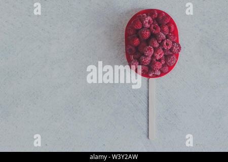 Congelate lamponi dolce con un bastone. Estate cibo. Dolce freddo dessert Foto Stock
