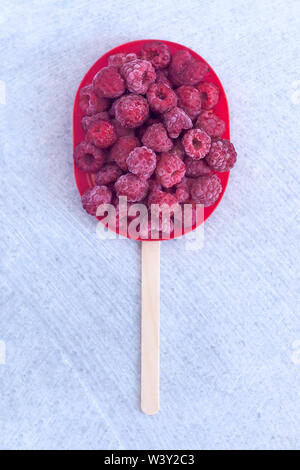 Congelate lamponi dolce con un bastone. Estate cibo. Dolce freddo dessert Foto Stock