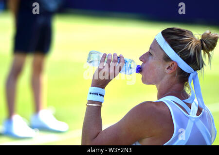 Pauline Parmentier (Fra) giocando nel primo turno di qualificazione della Valle di natura internazionale, Devonshire Park, Eastbourne, Regno Unito. Il 22 giugno 2019 Foto Stock