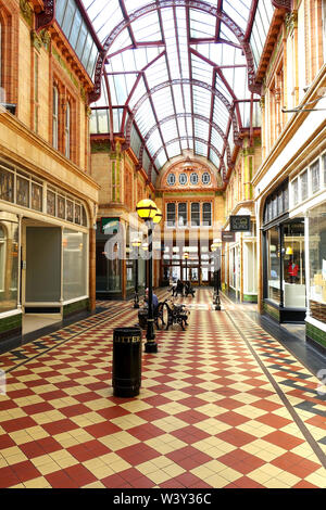 Costruito nel 1899, Miller Arcade è un elegante in stile vittoriano galleria dello shopping nel centro della citta' di Preston. Esso è stato ispirato dal grande Burlington Arcade di Londra. Foto Stock