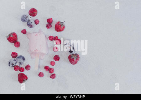 In casa berry gelati su Sfondo marmo Foto Stock