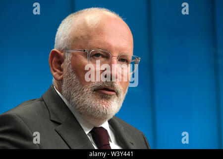 Bruxelles, Belgio. Il 18 luglio 2019. Frans TIMMERMANS, Primo Vicepresidente della Commissione UE dà una conferenza stampa sui risultati del Consiglio Affari Generali. Credito: ALEXANDROS MICHAILIDIS/Alamy Live News Foto Stock