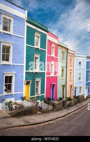 Colorate case a schiera lungo una strada di Cliftonwood e Hotwells a Bristol REGNO UNITO Foto Stock