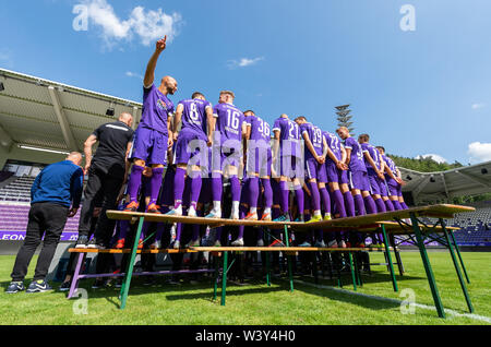 Aue, Germania. 18 Luglio, 2019. Soccer seconda Bundesliga: Fototermin FC Erzgebirge Aue per la stagione 2019/20 nell'Sparkassen-Erzgebirsgstadion. Philipp Riese (dietro l) sorge a testa in giù accanto ai suoi compagni di squadra in ultima fila e i punti in un'altra direzione. Credito: Robert Michael/dpa-Zentralbild/dpa/Alamy Live News Foto Stock