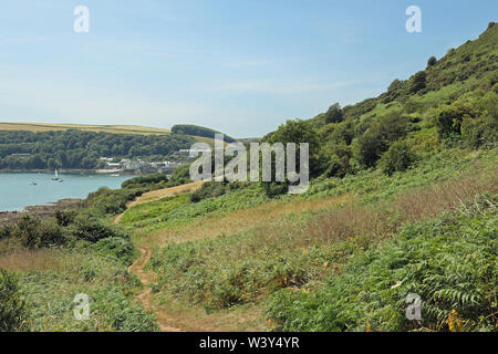 Kingsand e Cawsand come visto dal percorso quando si avvicina da Mount Edgcumbe Park Foto Stock