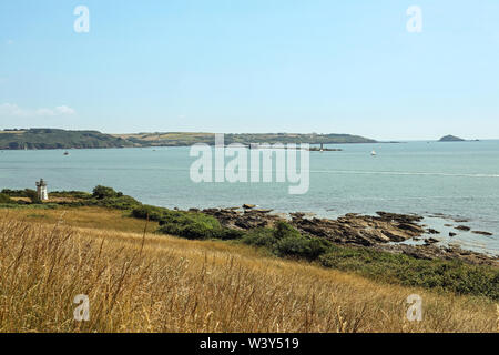 Il frangiflutti, Plymouth Sound e il Mewstone come visto dal percorso quando si avvicina da Mount Edgcumbe Park Foto Stock