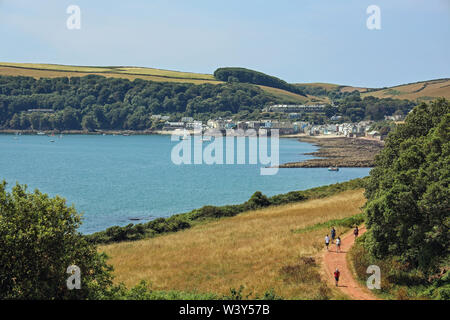 Kingsand e Cawsand come visto dal percorso quando si avvicina da Mount Edgcumbe Park Foto Stock