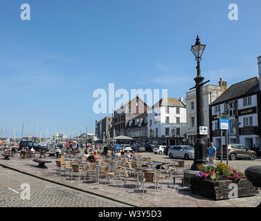 Plymouth Sutton Harbour, mangiare fuori in sfilata Foto Stock