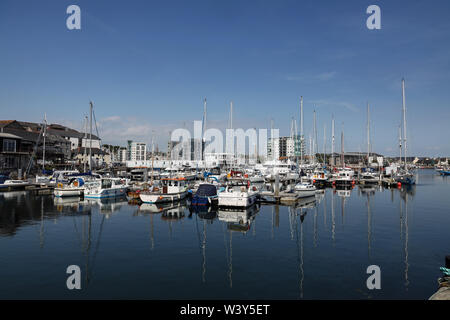 Plymouth Sutton Harbour, bacino interno, yacht a riposo in un rifugio sicuro. Foto Stock