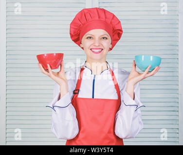 Calcolare la normale porzione di cibo. Calcola il tuo cibo porzioni dimensioni. La dieta e dieta concetto. Donna cuocere tenere bocce. Come molte porzioni desiderate mangiare. Calcolare la quantità di calorie si consumano. Foto Stock