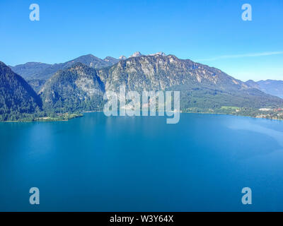 Riprese aeree del lago Attersee nella regione di Salzkammergut austriaca Foto Stock