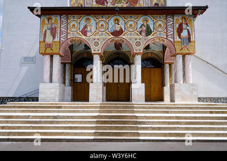 Brasov, Romania, Luglio 2019: Il cancello di ingresso della Biserica schimbarea la fata trasfigurazione (cattedrale) Foto Stock