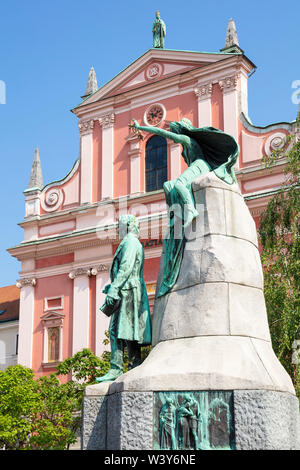 Lubiana Prešeren monumento o statua di France Prešeren di fronte al rosa chiesa francescana in piazza Preseren Ljubljana Slovenia EU Europe Foto Stock