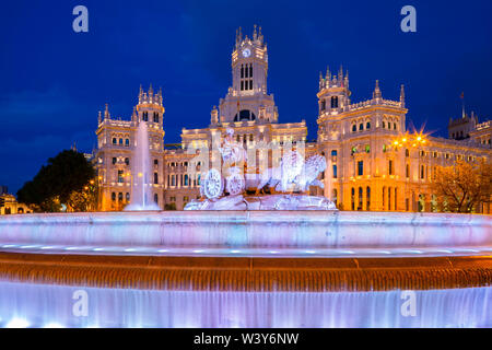 Cibele Palace e Fontana di Cibele al crepuscolo, Madrid, Spagna Foto Stock