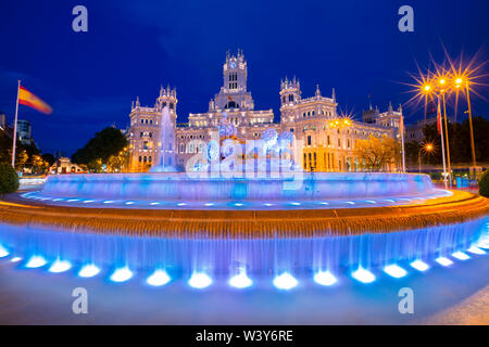 Cibele Palace e Fontana di Cibele al crepuscolo, Madrid, Spagna Foto Stock