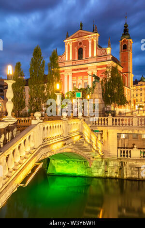 La Rosa chiesa francescana e il triplo ponte sul fiume fiume Ljubljanica di notte Ljubljana Slovenia Unione europ Foto Stock