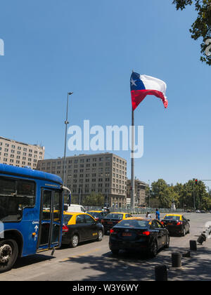 SANTIAGO DE Cile, Cile - 26 gennaio 2018: intenso traffico su Avenida La Alameda, la più importante strada di Santiago de Chile. In background, Foto Stock