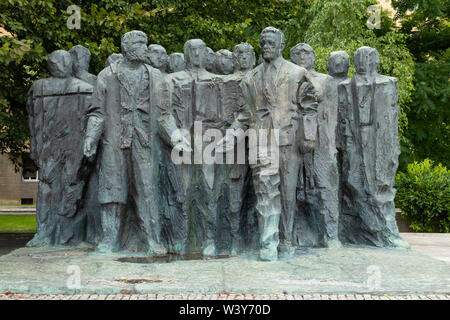 Spomenik Edvardu Kardelju statua di Drago Tršar (1981) Trg Republike Piazza della Repubblica Ljubljana Slovenia EU Europe Foto Stock