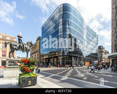 Edificio per uffici 110 Queen Street sull'angolo di Queen Street e Ingram Street nel centro della città di Glasgow Scotland Regno Unito con il monumento di Wellington Foto Stock