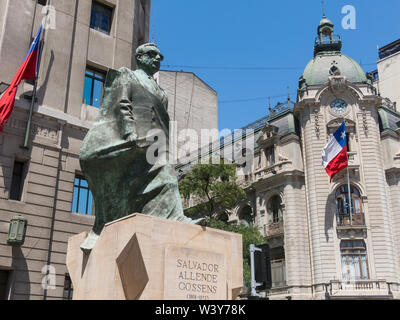 SANTIAGO DE Cile, Cile - 26 gennaio 2018 : Monumento a statista cileno e figura politica. Salvador Allende Gossens in Santiago de Chile. Egli d Foto Stock