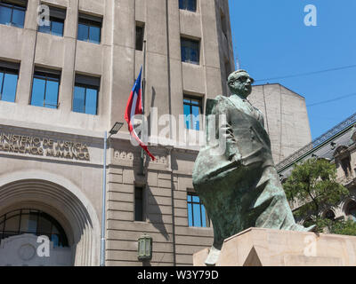 SANTIAGO DE Cile, Cile - 26 gennaio 2018 : Monumento a statista cileno e figura politica. Salvador Allende Gossens in Santiago de Chile. Egli d Foto Stock