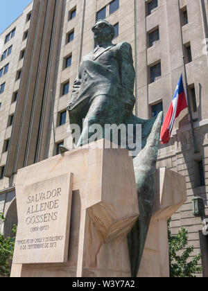 SANTIAGO DE Cile, Cile - 26 gennaio 2018 : Monumento a statista cileno e figura politica. Salvador Allende Gossens in Santiago de Chile. Egli d Foto Stock