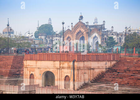 India, Uttar Pradesh, Lucknow, Hussainabad stagno e Rumi Darwaza Foto Stock