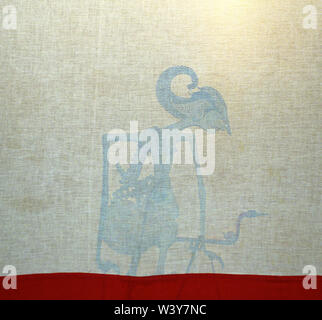 Yogyakarta, di Yogyakarta/Indonesia - 15 febbraio 1996: un Wayang Kulit figura dietro un teso biancheria schermo durante una performance al museo sonobudoyo Foto Stock