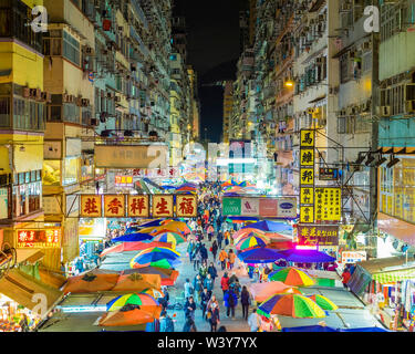 Fa Yuen Street Market di notte, Mong Kok, Kowloon, Hong Kong, Cina Foto Stock