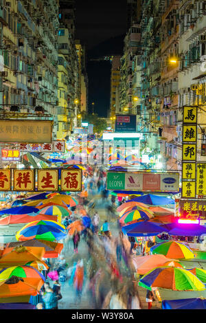 Fa Yuen Street Market di notte, Mong Kok, Kowloon, Hong Kong, Cina Foto Stock