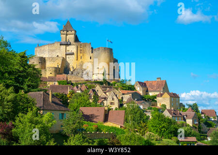 Chateau de il castello di Castelnaud e villaggio, Castelnaud-la-Chapelle, Dipartimento di Dordogne, Aquitaine, Francia Foto Stock