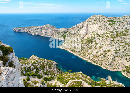 Elevato angolo di visione dell'aspro paesaggio mediterraneo a Calanque de Sugiton, Parc National des Calanques, Provence-Alpes-Côte d'Azur, in Francia Foto Stock