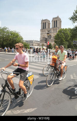 La CATTEDRALE DI NOTRE-DAME ,TRE MESI DOPO IL FUOCO Foto Stock