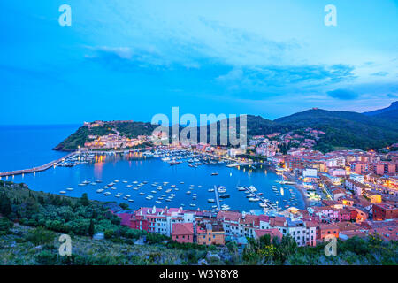 Vista sul Porto Ercole, Monte Argentario, Grosseto e la Maremma Toscana, Italia Foto Stock