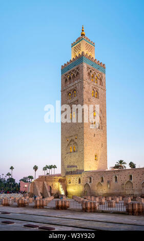 Il Marocco, Marrakech-Safi (Marrakesh-Tensift-El Haouz) regione, Marrakech. Xii secolo Moschea Koutoubia al crepuscolo. Foto Stock