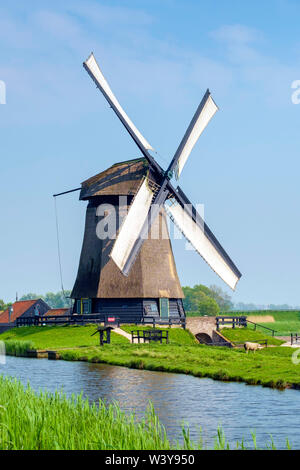 Mulino a vento sulla polders vicino al villaggio di Schermerhorn, North Holland, Paesi Bassi Foto Stock