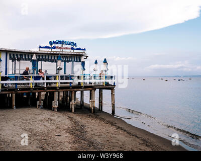 Ristorante sulla spiaggia a Ischia, Italia Foto Stock